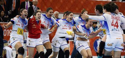 Las jugadoras de la selección española celebran la victoria frente a Noruega.