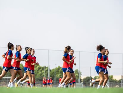 Las jugadoras del Atlético se ejercitan el pasado viernes en la ciudad deportiva del club en Alcalá de Henares (Madrid).