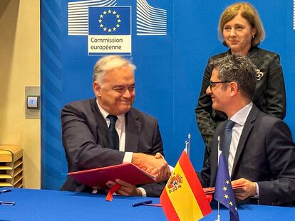 El vicesecretario de Acción Institucional del PP, Esteban González Pons (izquierda) y el ministro de Justicia, Félix Bolaños, se saludaban el martes en la firma en Bruselas del acuerdo para renovar el CGPJ, en presencia de la vicepresidenta de la Comisión Europea Věra Jourová.
