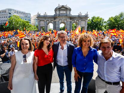 De izquierda a derecha, Cuca Gamarra, Isabel Díaz Ayuso, Alberto Núñez Feijóo, Dolors Montserrat y José Luis Martínez Almeida, este domingo en la manifestación en Madrid.