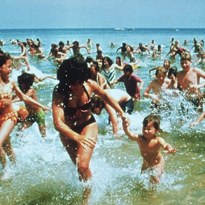 Una de las escenas más recordadas de 'Tiburón': la de los bañistas abandonando el agua aterrorizados.