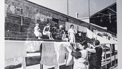 Las mujeres destinaron las gradas del estadio de Montjuïc para tender la ropa. Los niños lo utilizaban como otro lugar donde jugar. Una foto de la exposición 'Barça, més que un club. Montjuïc, estadi refugi'.