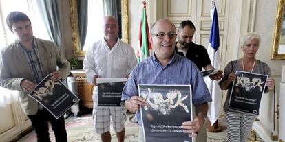 El alcalde de San Sebastián, Juan Karlos Izagirre, en el centro, en la presentación del proyecto solidario. 