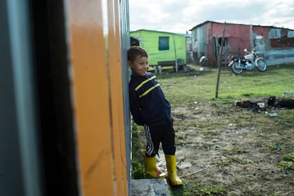 Un niño espera afuera de las instalaciones donde imparten las clases, en abril de 2024. 