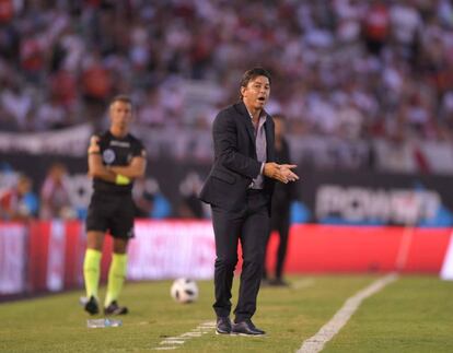 Marcelo Gallardo, entrenador de River, en pleno partido ante Godoy Cruz.