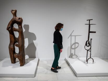 Esculturas de Oteiza (izquierda) y Chillida (derecha) que inician el recorrido de la exposición de la Fundación Bancaja de Valencia.