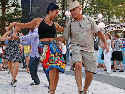 Parejas bailan salsa en Damrosch Park (Nueva York), en 2016.