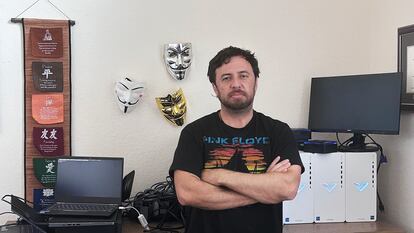 Alejandro Cáceres, better known by his 'hacker' aliases P4x and _hyp3ri0n, in the office of his Florida home in a photo provided by himself.