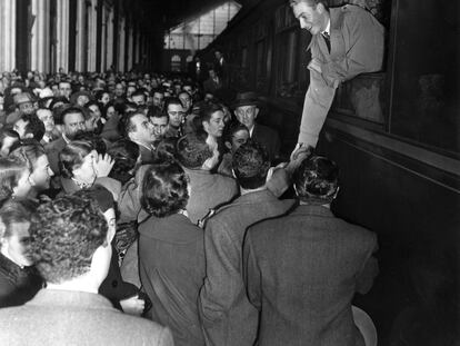 Llegada de don Juan Carlos de Borbón en tren a la estación de Mediodía-Delicias (Madrid), en 1955, saludando desde la ventanilla del convoy a los que en el andén esperaban su llegada.