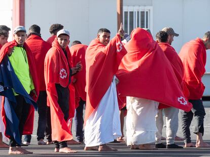 Jóvenes y menores migrantes de origen magrebí llegaban en junio a Lanzarote.