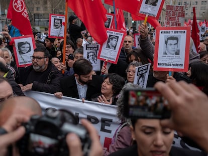 El presidente Gabriel Boric marcha junto a los familiares de los desparecidos en la dictadura por la conmemoración de los 50 años del golpe de estado.