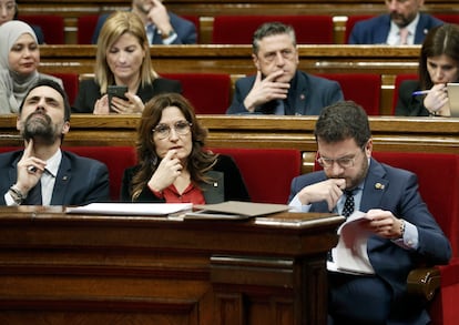 El presidente de la Generalitat, Pere Aragonès (derecha), la vicepresidenta, Laura Vilagrà, y el 'conseller' de Industria, Roger Torrent (izquierda), durante la sesión de control al Gobierno en el Parlament el pasado 21 de febrero.