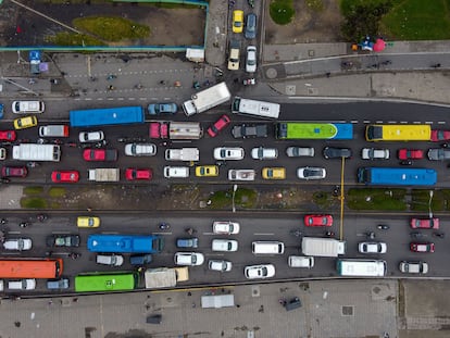 Tráfico en una avenida de Bogotá en Colombia