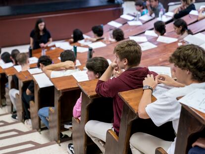 Estudiantes antes de realizar uno de los exámenes de la EVAU 2023 en la Facultad de Farmacia de la Universidad Complutense de Madrid.