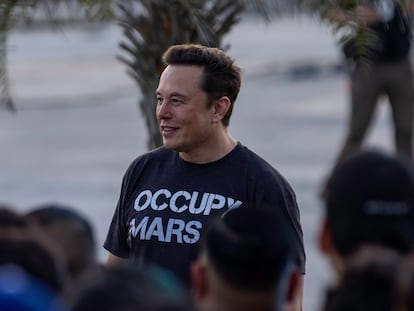 Elon Musk, con el lema "Ocupemos Marte" en su camiseta, en un acto de SpaceX en Texas en agosto de 2022.