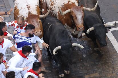 Varios mozos son perseguidos en el tramo inicial de la calle Estafeta desde la curva de Mercaderes.