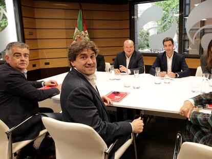 Dirigentes del PSE-EE y el PNV, en una reunión celebrada en la sede de Sabin Etxea a finales de abril.