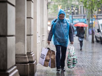 Un hombre se protege de la lluvia en el centro de Barcelona, el pasado lunes.