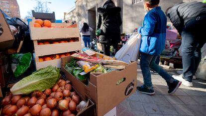 Un niño, durante un reparto de comida para familias vulnerables en Madrid, en 2021.