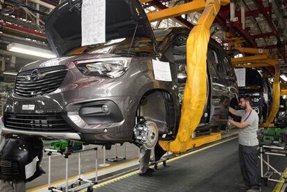 Fabricación del primer vehículo comercial Opel en la fábrica PSA Peugeot Citroën en Vigo