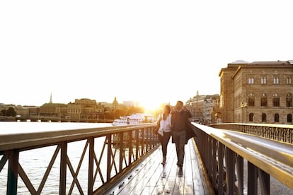 Una pareja pasea sobre un puente de Estocolmo (Suecia).