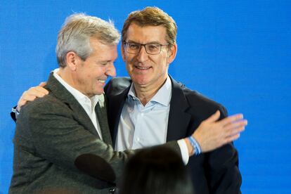 El presidente del Partido Popular, Alberto Núñez Feijóo (derecha), junto al presidente del PP de Galicia, Alfonso Rueda, tras ganar las elecciones, en Santiago este lunes.