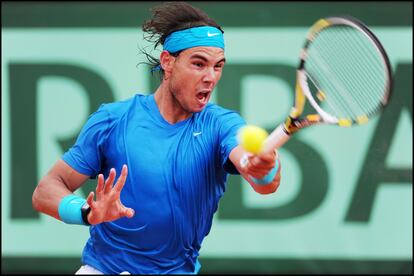 Rafael Nadal, antes de golpear a pelota en la final de Roland Garros 2011 frente a Federer.