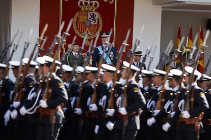 Efectivos de la Armada desfilaban este jueves frente a la tribuna de autoridades.