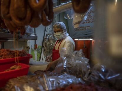 Carniceros trabajan en el mercado Central de Abastos en Ciudad de México.