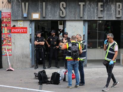 Miembros de la policía en el lugar del asesinato de una comerciante en la plaza de Tirso de Molina en Madrid.