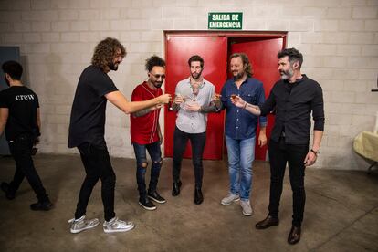 Los cinco miembros de Izal brindando con un chupito justo antes del inicio del concierto.