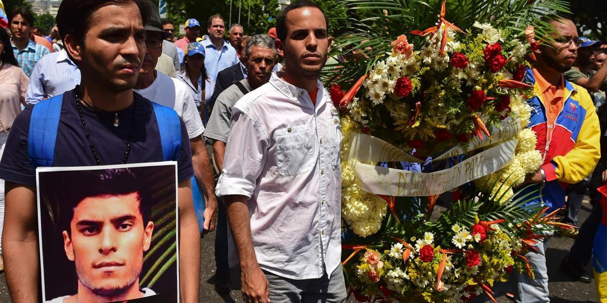 La muerte del joven Juan Pablo Pernalete, por el disparo de una bomba lacrimógena en el pecho, tiñó ayer de luto protestas opositoras.