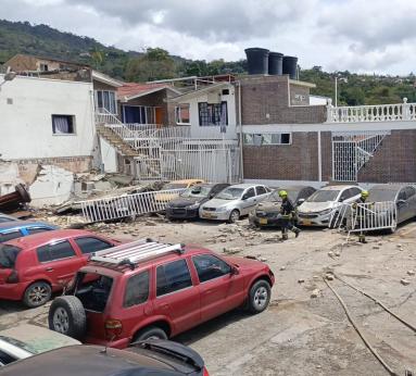 Unos 30 carros quedaron afectados.