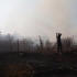 Un bombero apaga las llamas en el norte de Israel tras el lanzamiento de misiles contra Israel.
