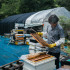 Cho Seong-hoan en su granja de abejas en la Zona de Control Civil, un área cerrada a la mayoría de los civiles.