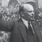 El líder de los bolcheviques, Lenin, se dirige a la multitud en la plaza Roja de Moscú