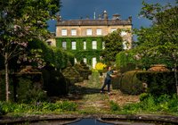 Vrtnar, ki že 20 let skrbi za britanske kraljeve vrtove, svetuje, kako se znebiti polžev