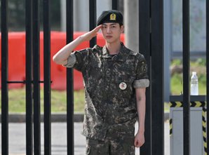 Pevec skupine BTS po 18 mesecih odslužil vojaški rok