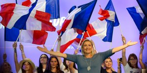 Francija na glavo: republikanci v objem Marine le Pen