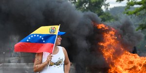 Protesti proti zmagi Madura v Venezueli zahtevali smrtno žrtev