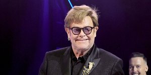 Elton John po hudi infekciji skoraj slep na eno oko