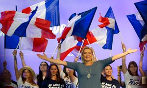 Francija na glavo: republikanci v objem Marine le Pen