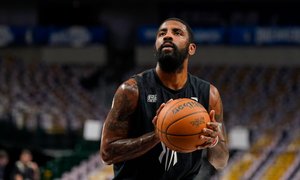 Kyrie Irving po zlomu prestal operacijo roke