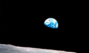 V letalski nesreči umrl astronavt, avtor ikonične fotografije Zemlje v vesolju