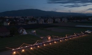 Mladi so med vinogradi na žametni večerji postregli 150 gostov