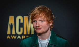 Ed Sheeran kritično o vladi: Raje podpirajo bankirje kot umetnike