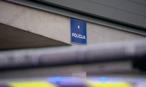 Moški želel priti do svoje nekdanje partnerice, pri tem trčil v kolesarko