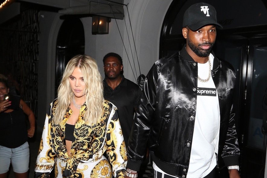 Tristan Thompson (desno), ki naj bi se poljubil s Jordyn Woods, je bil partner Khloe Kardashian (levo), ki pa je polsestra Kylie Jenner.