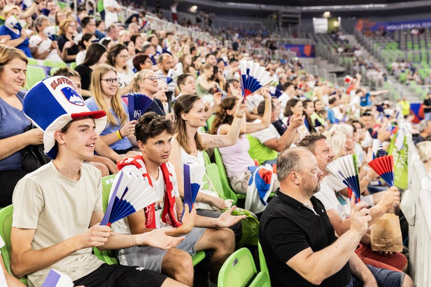 Slovenski odbojkarji so imeli tudi tokrat veliko podporo sedmega igralca, bučno publiko v lepo napolnjenih Stožicah.