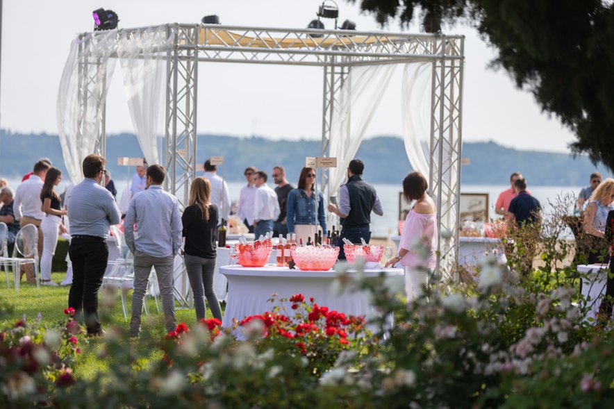 Dogodek Vrtnice & Rosé bo portoroški rožni vrt spremenil v eleganten vrtnični "lounge".